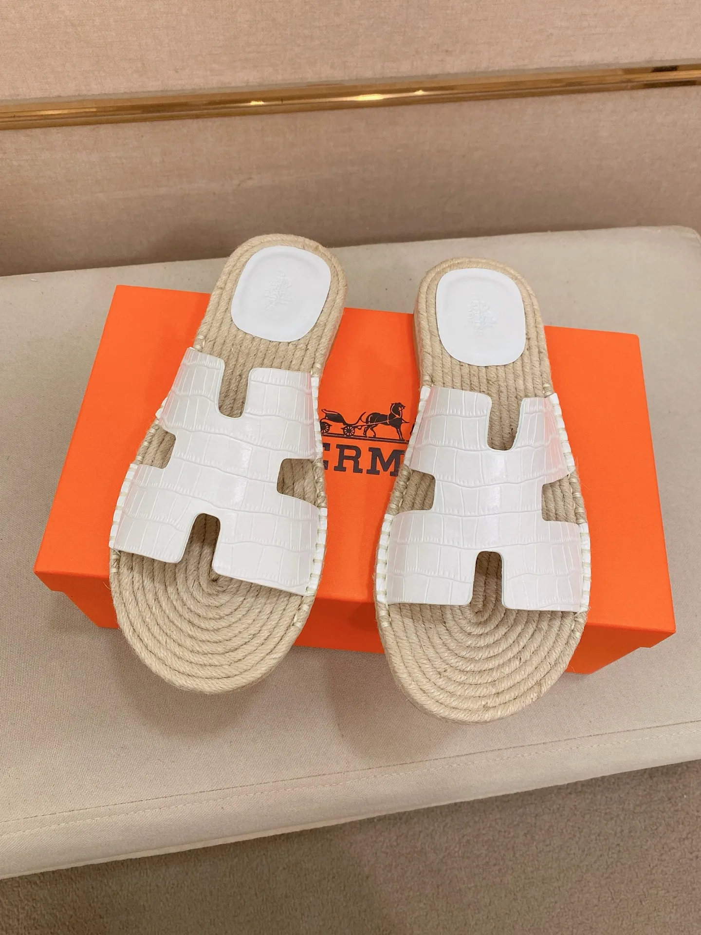 Factory price: 340💰high-end version. "HERMES" Hermès 💁♂️Men's casual slippers, compare the quality at the counter🧚🏿♂️ The upper is made of cowhide leather 🐊crocodile pattern workmanship, purely hand-drawn, raw rubber breathable and non-slip outsole, the inner is breathable and comfortable lambskin, the density is 100% comfortable, the original rubber outsole is wear-resistant and has a code number of 38-44. Can be customized 45-46-47💥🏆